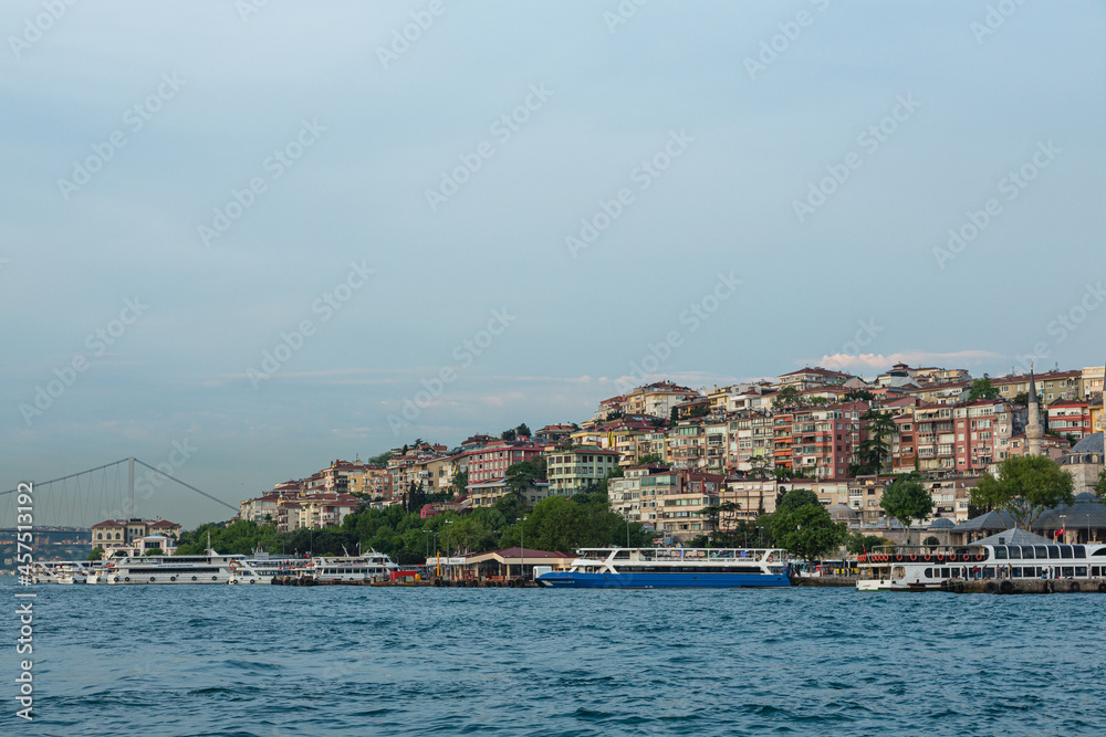 トルコ　イスタンブールのアジア側のユスキュダルの街並みと7月15日殉教者の橋