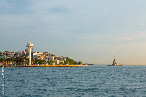トルコ　イスタンブールのアジア側のユスキュダルの街並みとボスポラス海峡に浮かぶ小島に建つ乙女の塔