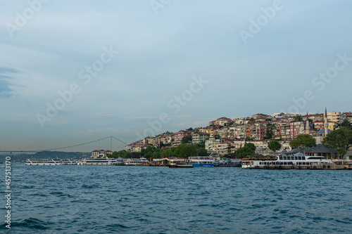 トルコ イスタンブールのアジア側のユスキュダルの街並みと7月15日殉教者の橋