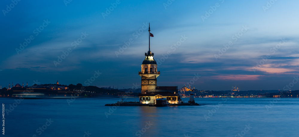 Fototapeta premium トルコ イスタンブールの夜のボスポラス海峡に浮かぶ小島に建つライトアップされた乙女の塔