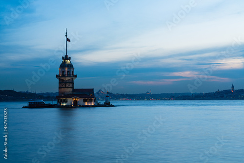 トルコ　イスタンブールの夕暮れ時のボスポラス海峡に浮かぶ小島に建つ乙女の塔 © pespiero