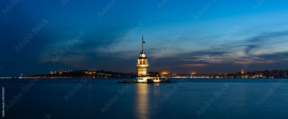 トルコ　イスタンブールの夜のボスポラス海峡に浮かぶ小島に建つライトアップされた乙女の塔