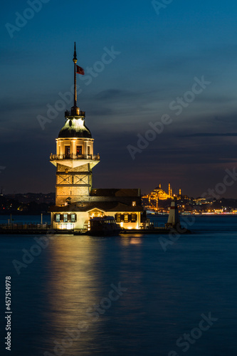 トルコ　イスタンブールの夜のボスポラス海峡に浮かぶ小島に建つライトアップされた乙女の塔