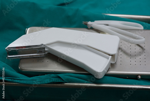 Foto Surgical staple on the green table