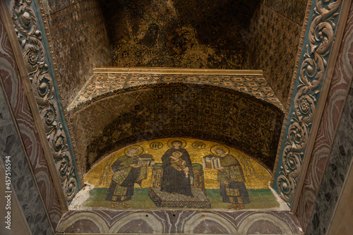 トルコ イスタンブールの旧市街に建つアヤソフィア内に描かれた聖母子、ユスティニアヌス1世とコンスタンティヌス1世のモザイク画