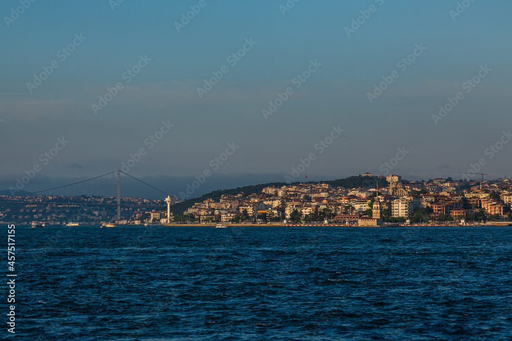 トルコ　イスタンブールのボスポラス海峡に浮かぶ小島に建つ乙女の塔とユスキュダルの街並み