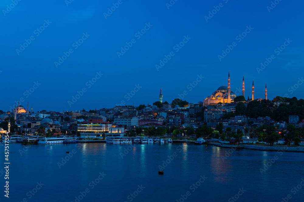Fototapeta premium トルコ イスタンブールの金角湾の夜景と旧市街の街並みと丘の上に建つライトアップされたスレイマニエ・モスク