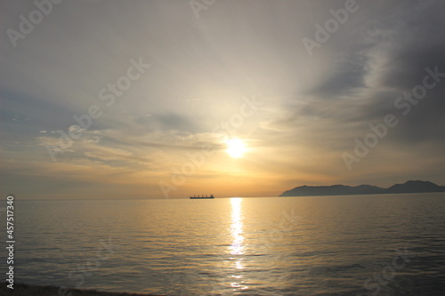 SDGs地球の輝き!ソラと海の水面の光に浮かぶ船 © YuAiru
