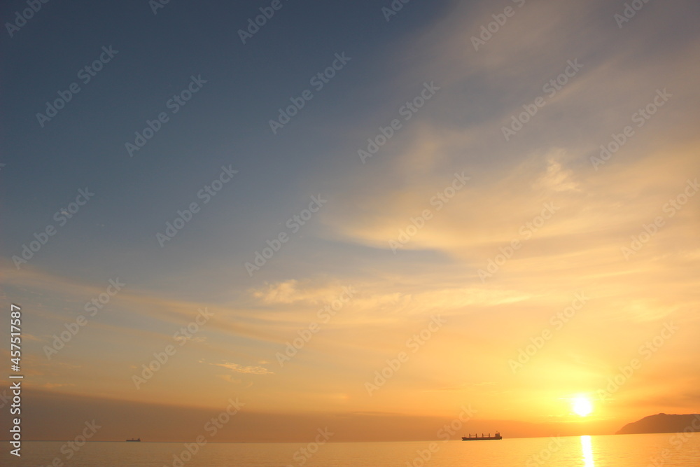 Fototapeta premium SDGs地球の輝き!ソラと海の水面の光に浮かぶ船