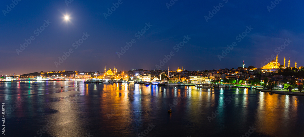 トルコ　イスタンブールの金角湾の夜景と旧市街にあるニューモスクと丘の上に建つスレイマニエ・モスク