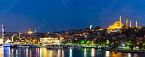 トルコ イスタンブールの金角湾の夜景と旧市街の街並みと丘の上に建つライトアップされたスレイマニエ・モスク