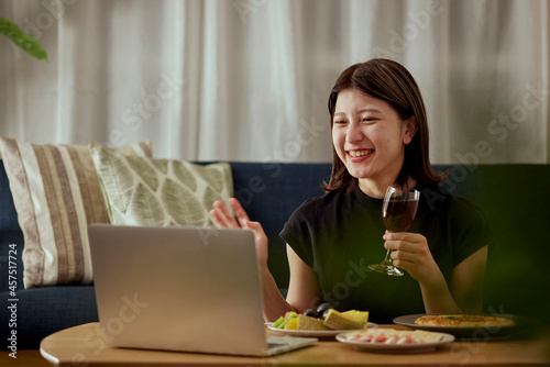 家で一人でお酒を楽しむ若い日本人女性