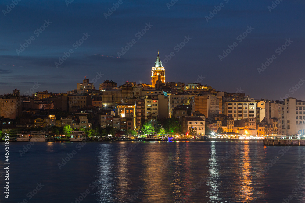 トルコ　イスタンブールの新市街のガラタ地区の丘の上に建つガラタ塔と夜景