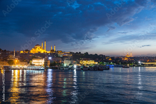 トルコ 夜のイスタンブールの金角湾と旧市街の街並みと丘の上に建つライトアップされたスレイマニエ・モスク