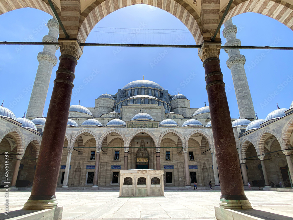 Fototapeta premium View of the Suleymaniye Mosque in Istanbul, Turkey