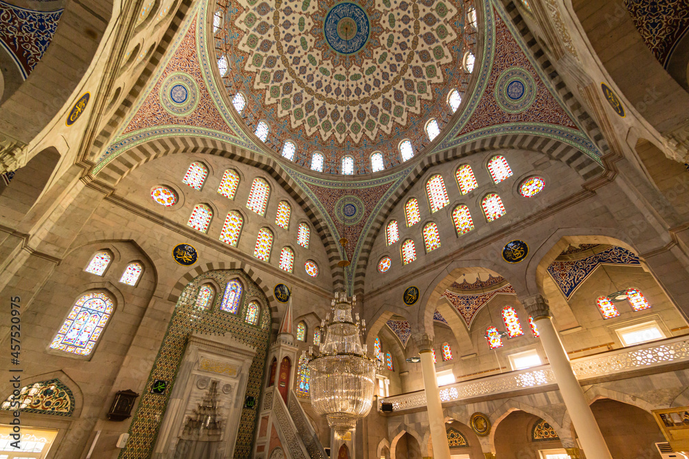 トルコ　カイセリの市街地にあるブリュンズモスクの礼拝堂内