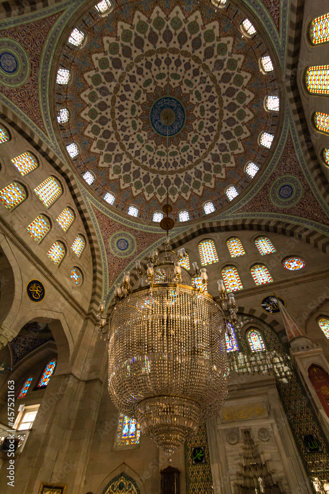 トルコ　カイセリの市街地にあるブリュンズモスクの礼拝堂内の天井のドームとシャンデリア