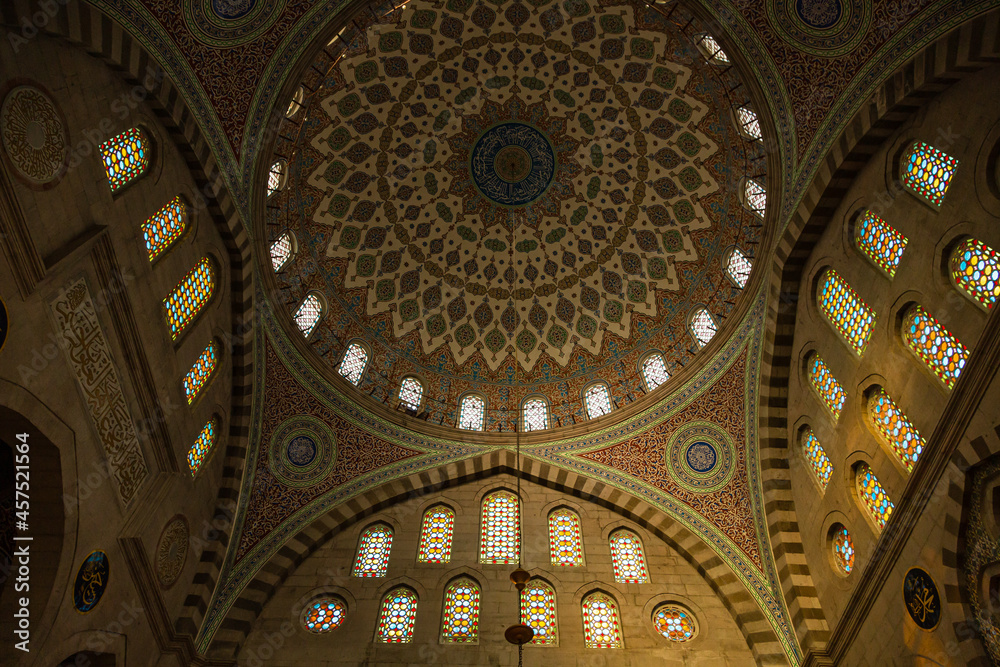 トルコ　カイセリの市街地にあるブリュンズモスクの礼拝堂内の天井のドーム
