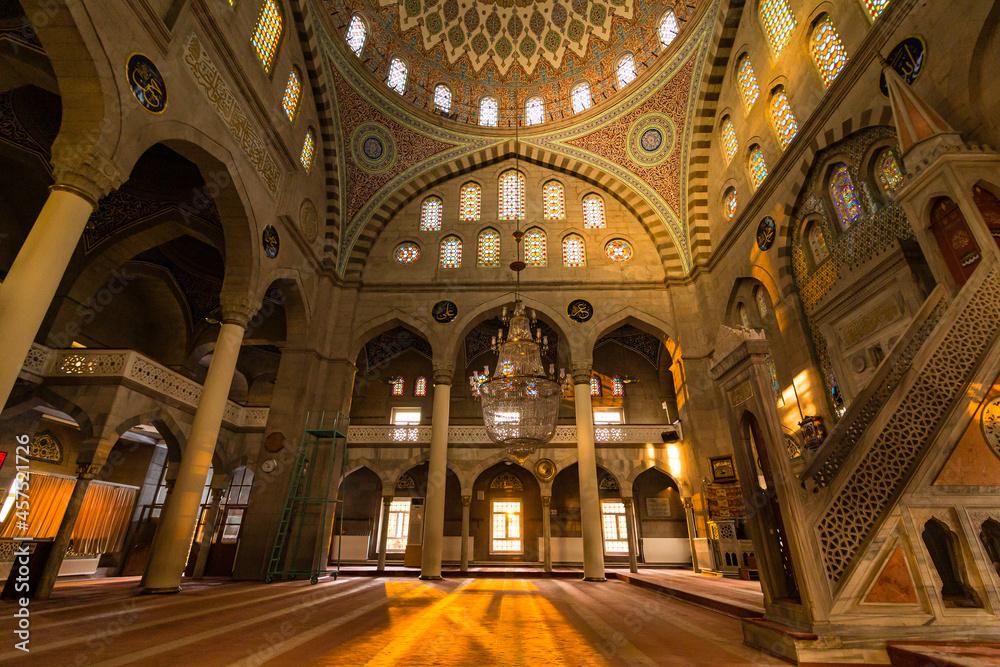 トルコ　カイセリの市街地にあるブリュンズモスクの礼拝堂内