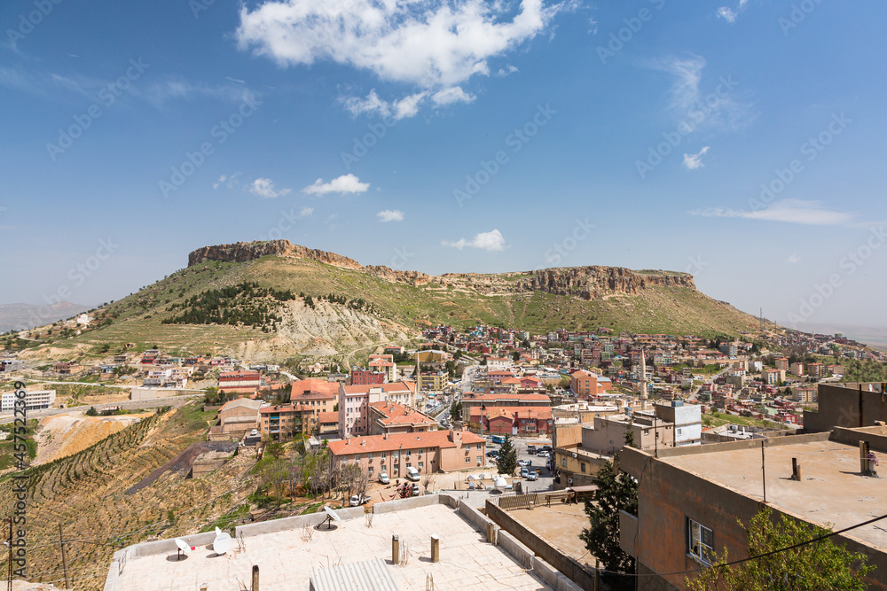 トルコ　マルディンの旧市街から見える街並みと岩山