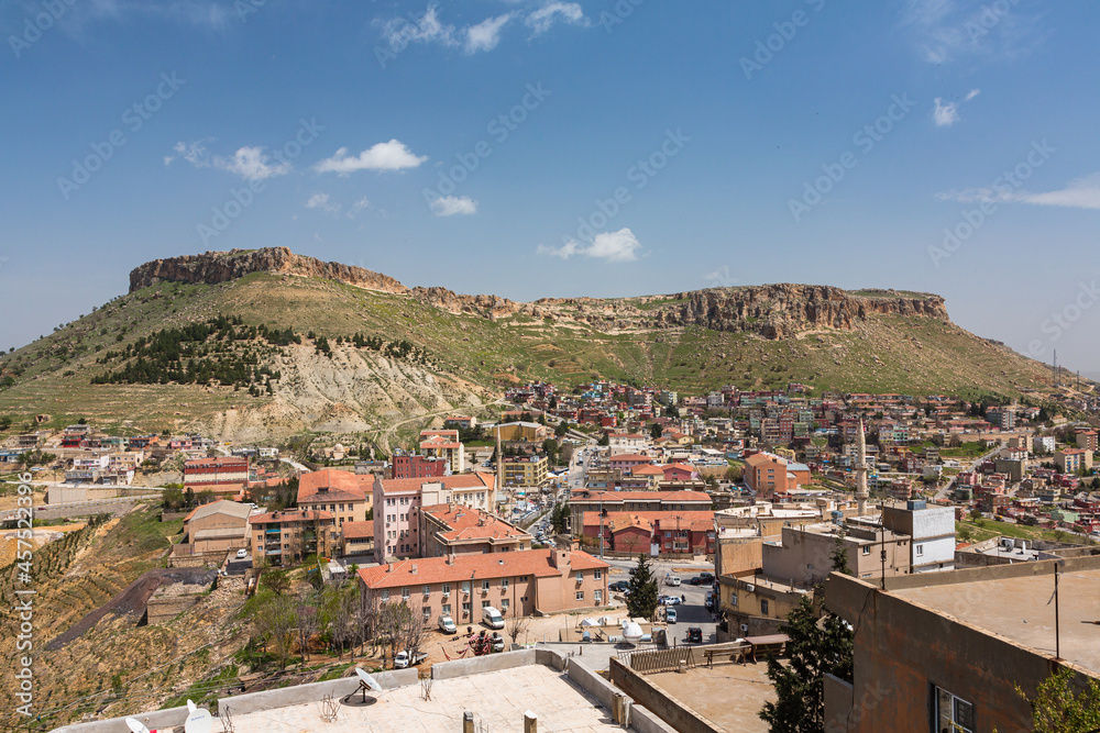 トルコ　マルディンの旧市街から見える街並みと岩山