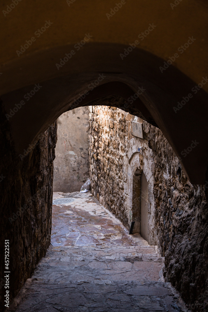 トルコ　マルディンの旧市街の路地裏のトンネル
