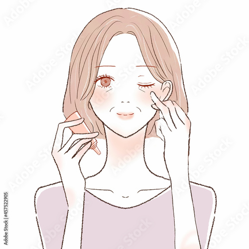 アイクリームを塗る中年女性