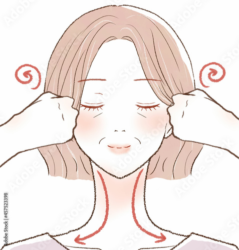 こめかみをこぶしでマッサージしている中年女性