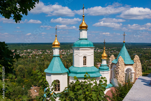 Kuppeln der orthodoxen Kirche, Kloster Swjatohirsk, Ukraine photo