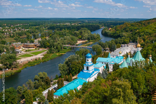 Blick von oben auf das Kloster Swjatohirsk und den Fluss Seversky Donez an einem sonnigen Sommertag. Ukraine