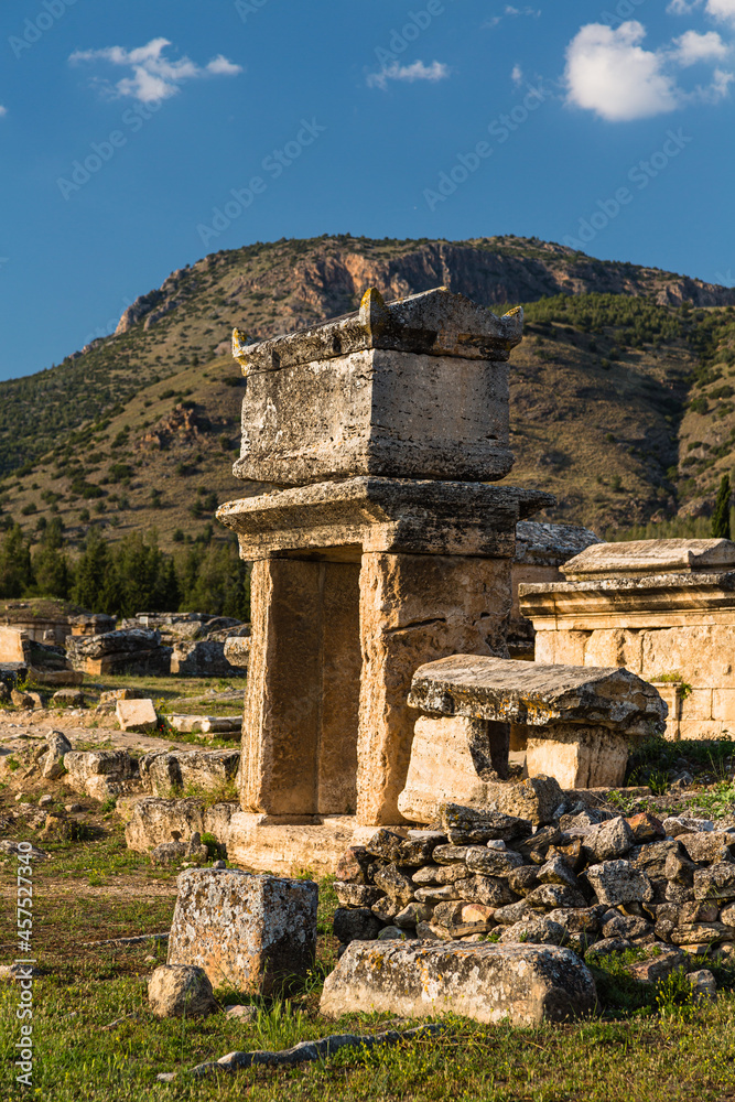 トルコ　ヒエラポリス・パムッカレのヒエラポリス遺跡の巨大墓地、ネクロポリスの門の上に置かれた石棺