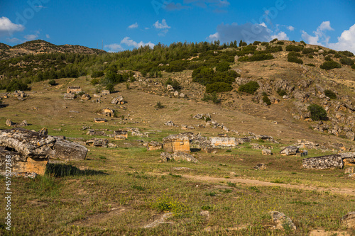 トルコ ヒエラポリス・パムッカレのヒエラポリス遺跡の巨大墓地、ネクロポリス