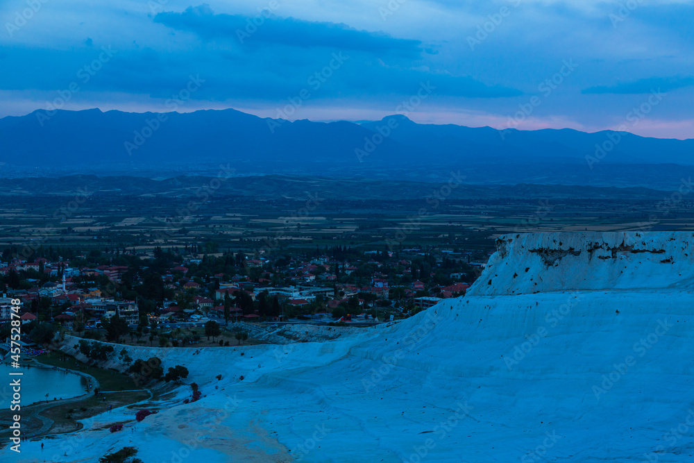 トルコ　夕暮れ時のヒエラポリス・パムッカレの石灰華段丘からの風景