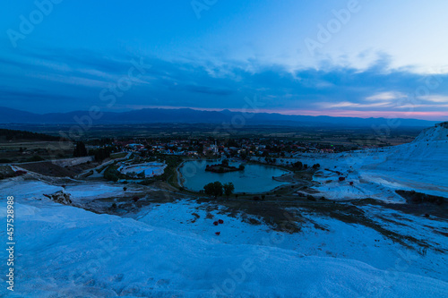 トルコ 夕暮れ時のヒエラポリス・パムッカレの石灰華段丘からの風景
