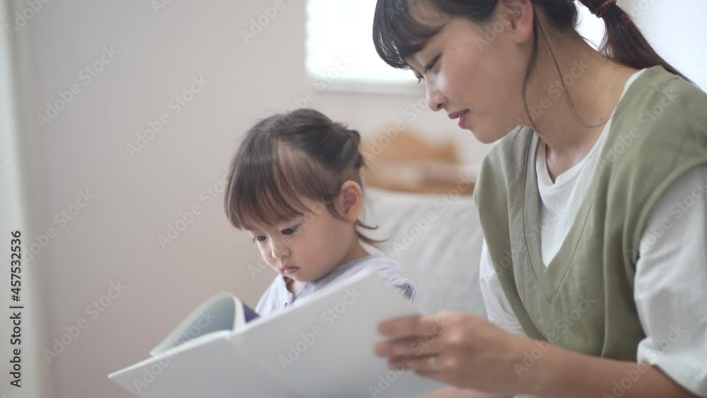 絵本を読む親子 絵本を読む親子