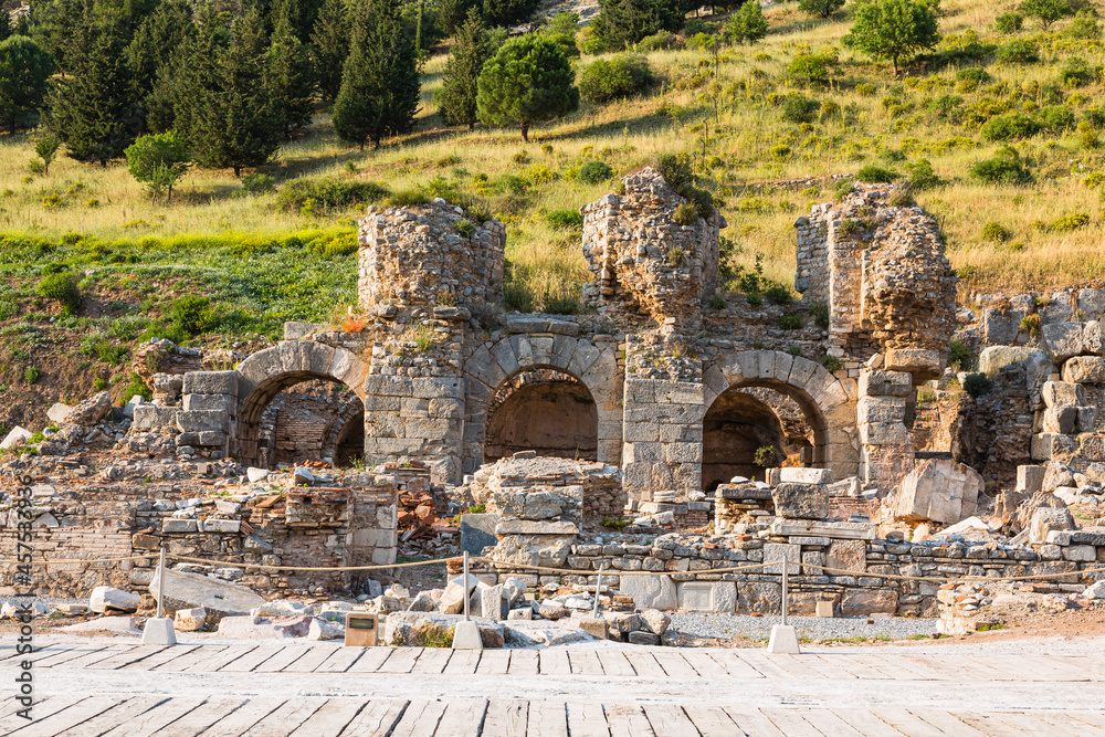 トルコ　エフェソスの古代都市遺跡にあるバリウスの浴場