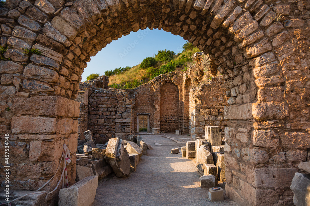 トルコ　エフェソスの古代都市遺跡のスコラスティカの浴場