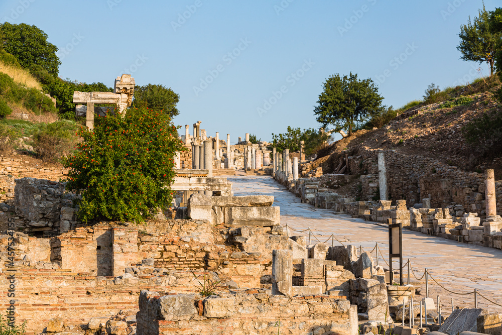 トルコ　エフェソスの古代都市遺跡のクレティア通り
