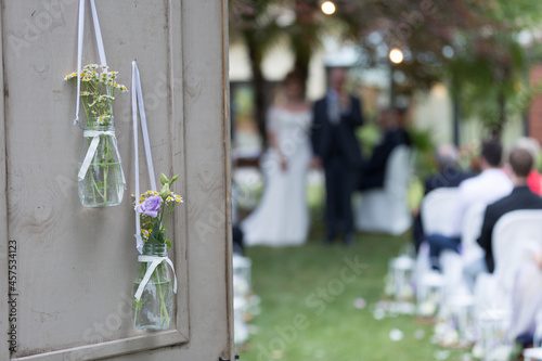Porta con decorazioni floreali per matrimonio photo