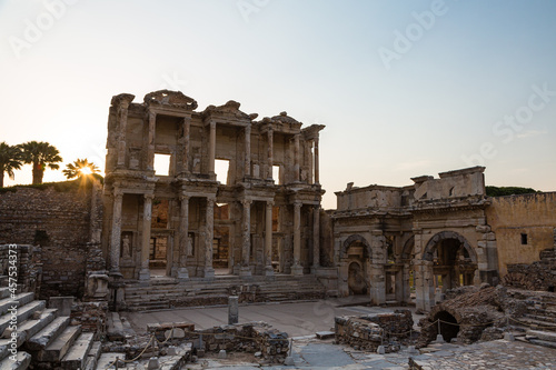 トルコ　エフェソスの古代都市遺跡にある世界三代図書館の一つのセルシウス図書館とマツェウスとミスリダテスの門
