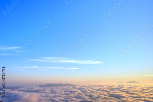 Fototapeta Naklejka Na Ścianę i Meble -  鮮やかな明るい青空の下に広がる雲海。平和や天国の雰囲気。
