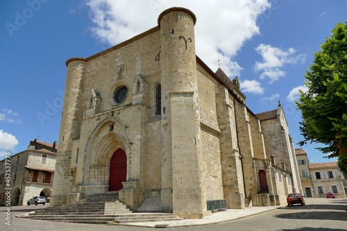 Façade de l’église Saint-Jean-Baptiste à Mézin