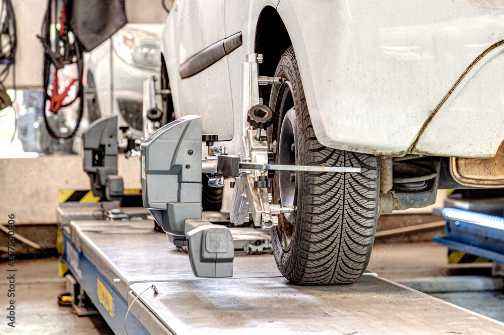 PKW Fahrzeug in der Werkstatt bei der Achsenvermesseung PKW Fahrzeug in der Werkstatt bei der Achsenvermesseung