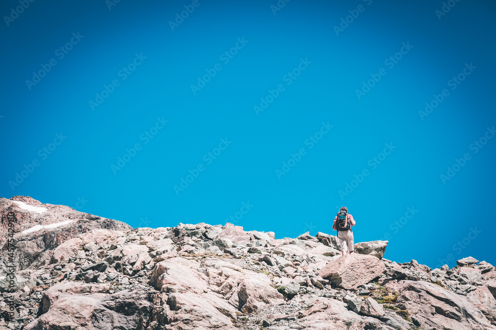 coppia che cammina in montagna. Trekking in montagna