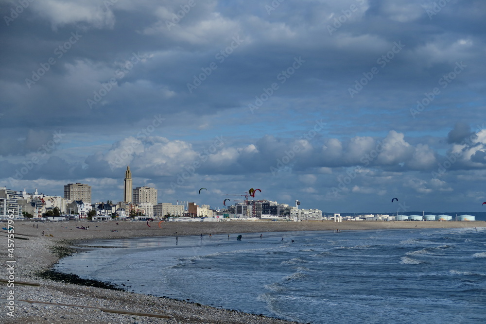 Vue de la ville de Le Havre depuis la plage.