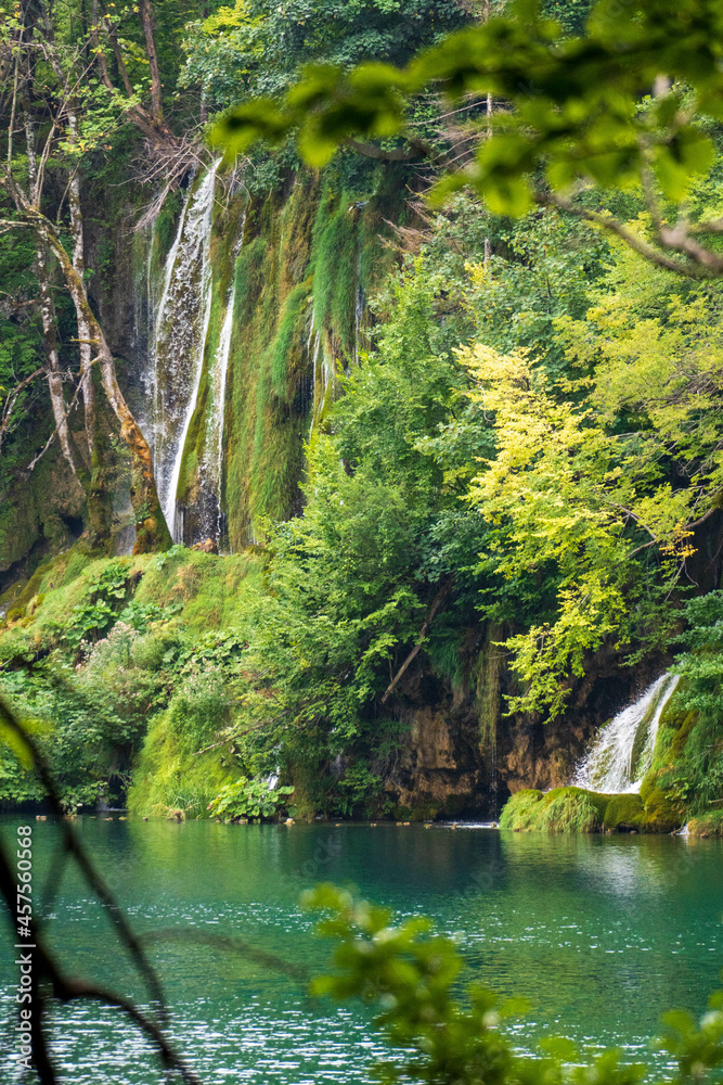 Obraz premium waterfall and lake