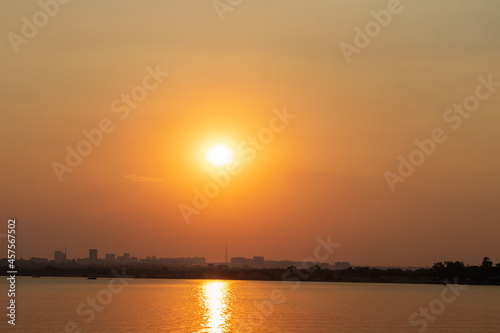 Pôr do sol sobre a cidade e o lago em Brasília, Brasil.