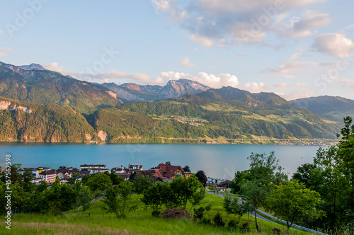 Gersau, Dorf, Kirche, Vierwaldstättersee, Seeufer, Oberbauenstock, Niederbauenstock, Klewenalp, Aussicht, Landwirtschaft, Wanderweg, Schifffahrt, Abendstimmung, Sommer, Schwyz, Schweiz photo
