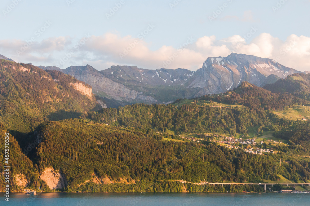 Fototapeta premium Gersau, Vierwaldstättersee, Seeufer, Oberbauenstock, Niederbauenstock, Klewenalp, Aussicht, Landwirtschaft, Wanderweg, Schifffahrt, Abendstimmung, Sommer, Schwyz, Schweiz