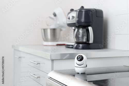 camera de surveillance   connectée en wifi dans une cuisine